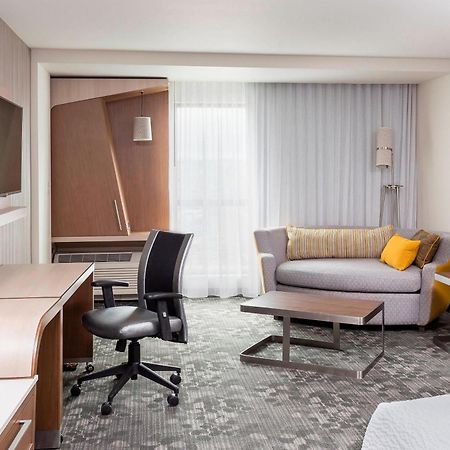 Courtyard By Marriott Bismarck North Hotel Екстериор снимка