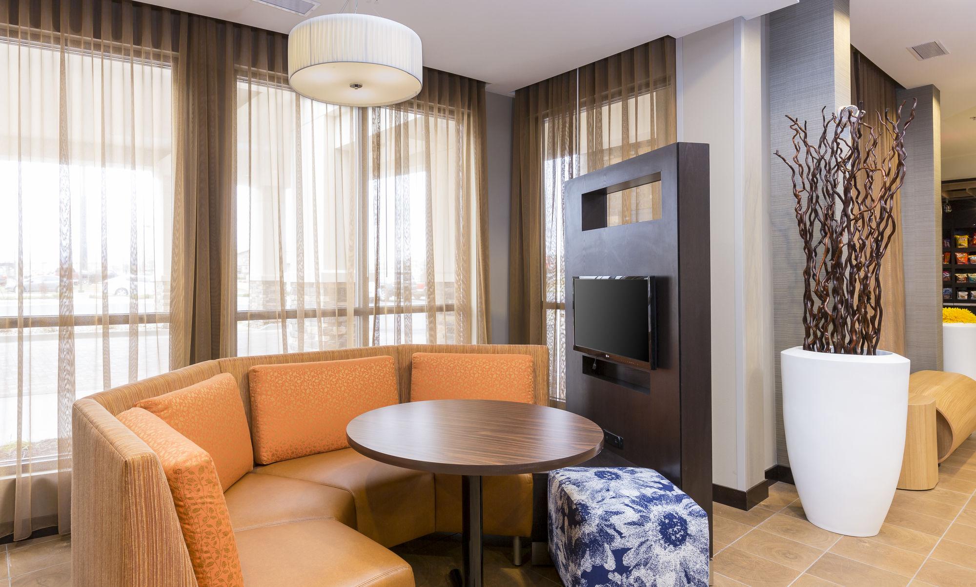 Courtyard By Marriott Bismarck North Hotel Екстериор снимка