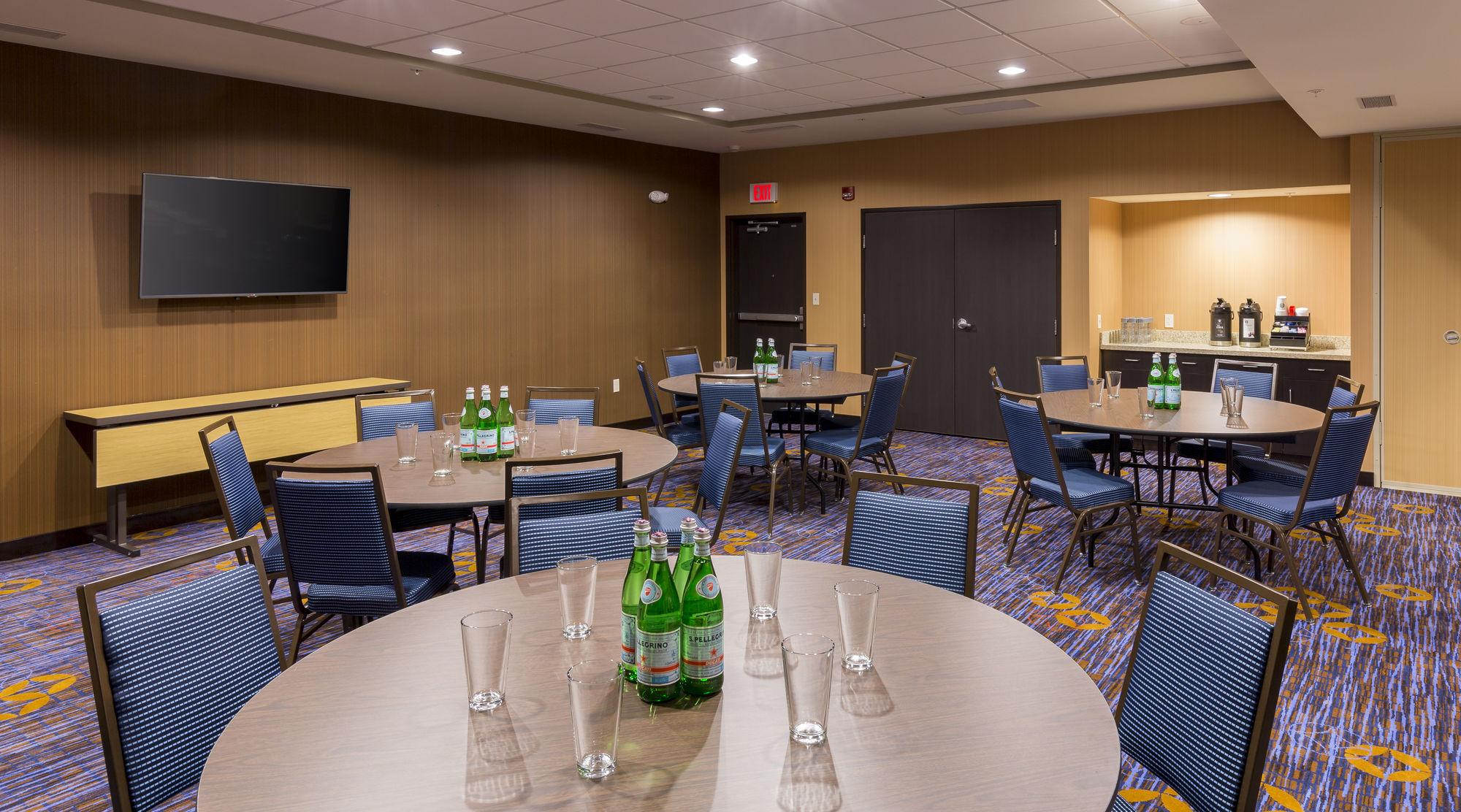 Courtyard By Marriott Bismarck North Hotel Екстериор снимка