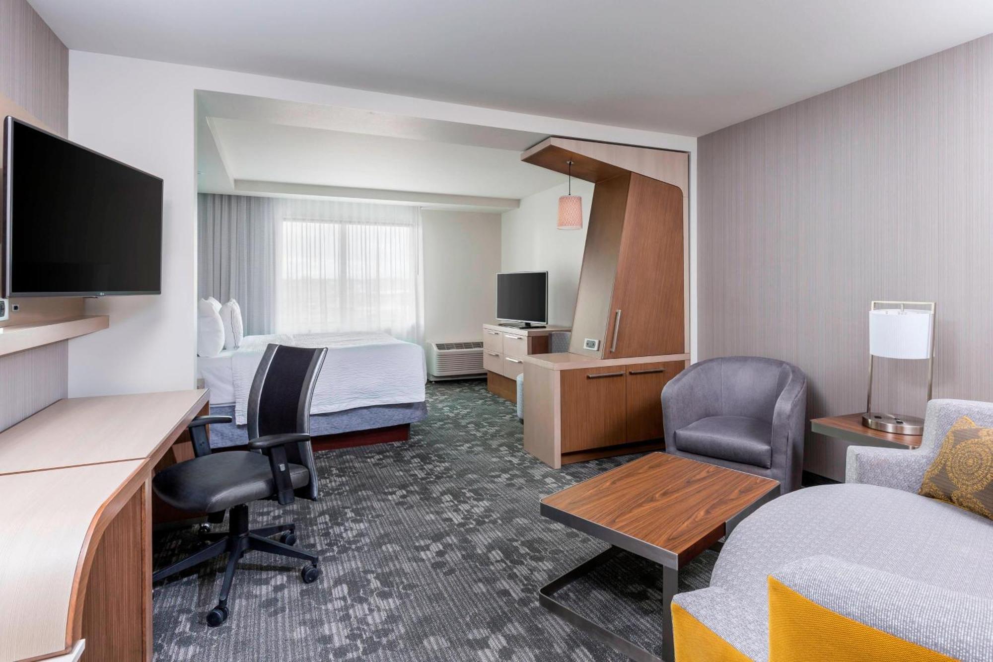 Courtyard By Marriott Bismarck North Hotel Екстериор снимка