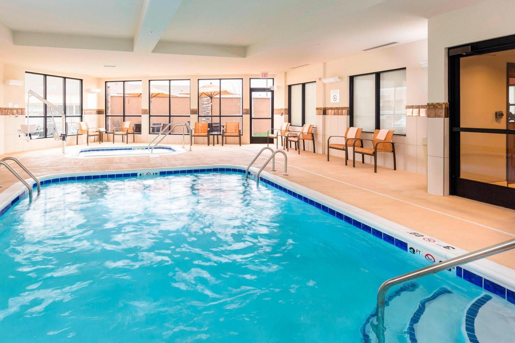 Courtyard By Marriott Bismarck North Hotel Екстериор снимка