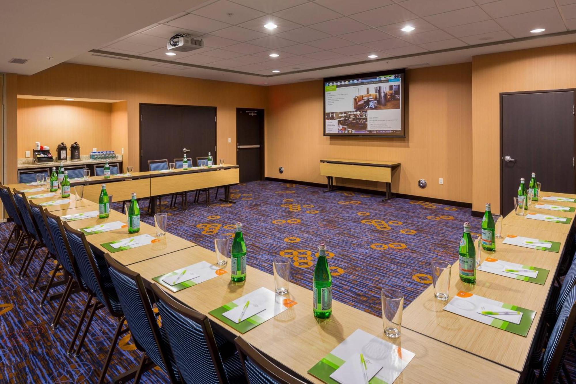 Courtyard By Marriott Bismarck North Hotel Екстериор снимка