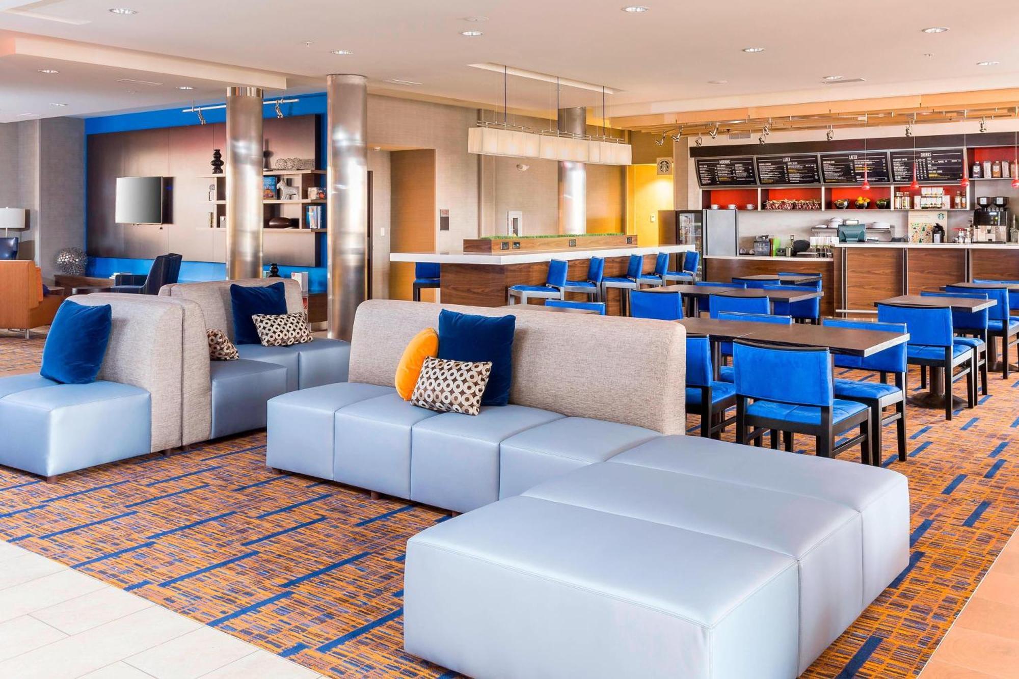 Courtyard By Marriott Bismarck North Hotel Екстериор снимка
