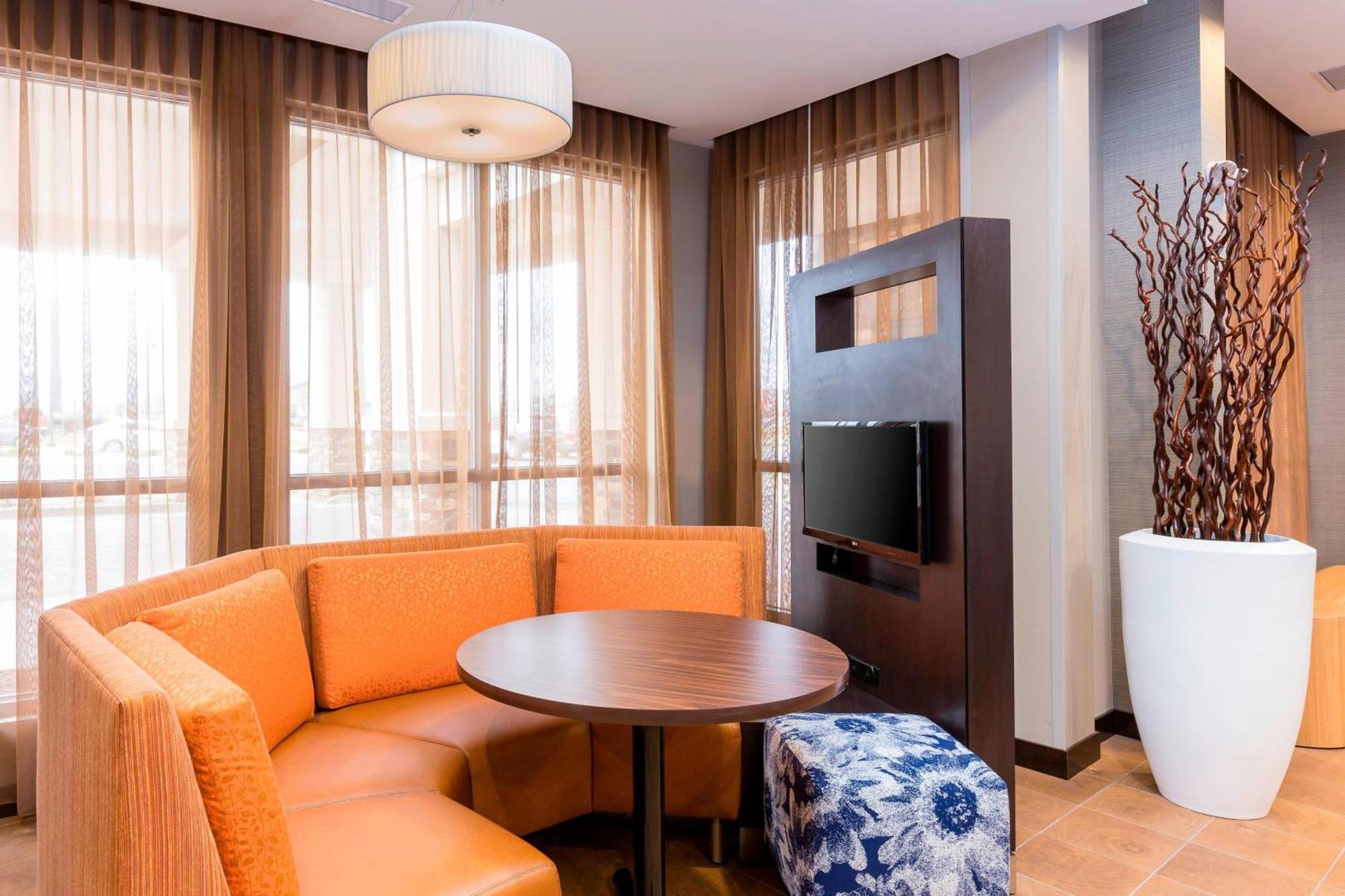Courtyard By Marriott Bismarck North Hotel Екстериор снимка
