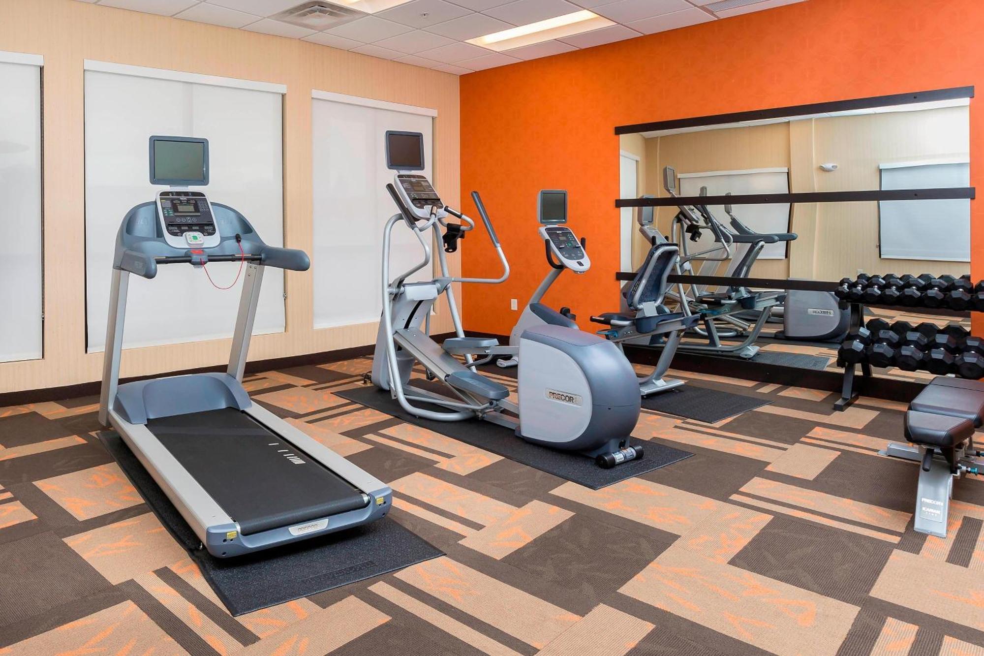 Courtyard By Marriott Bismarck North Hotel Екстериор снимка