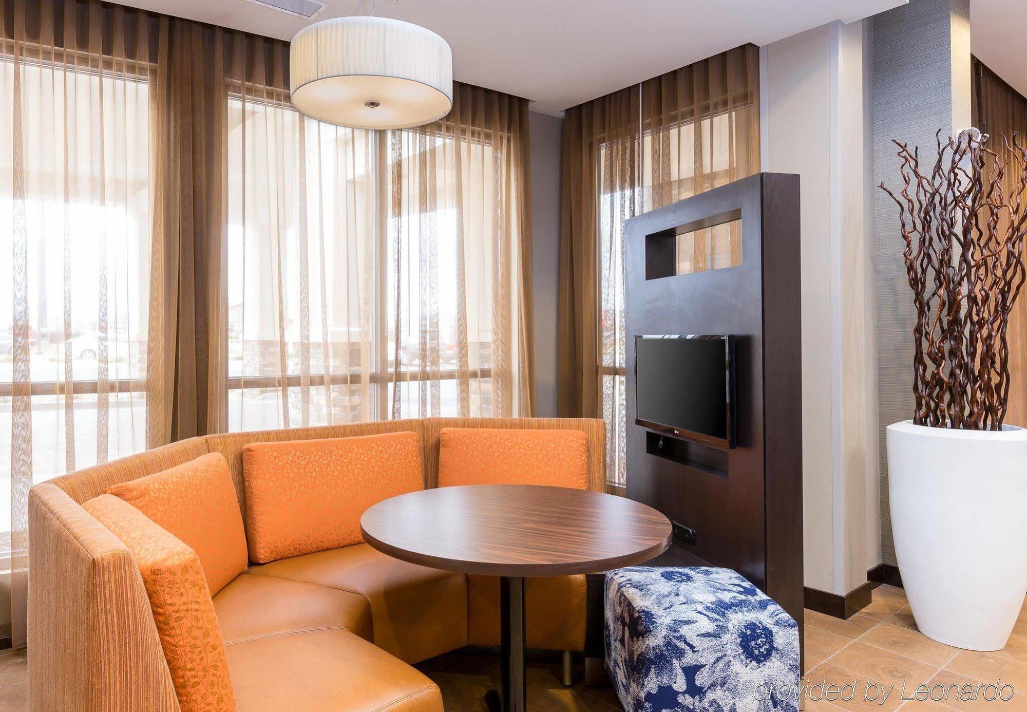 Courtyard By Marriott Bismarck North Hotel Екстериор снимка