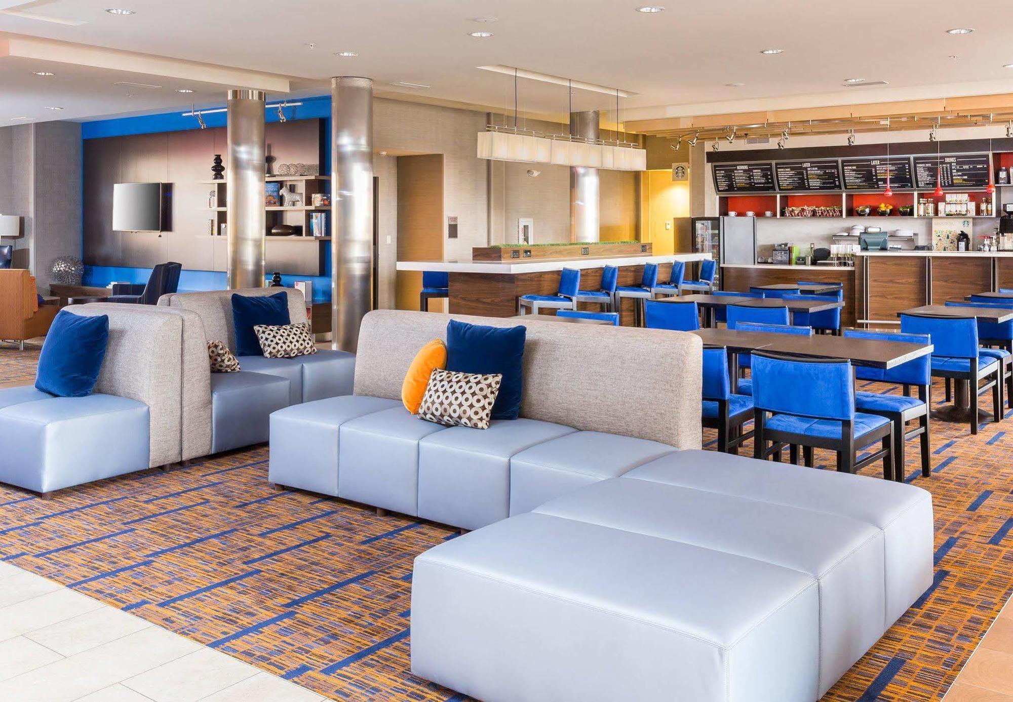 Courtyard By Marriott Bismarck North Hotel Екстериор снимка
