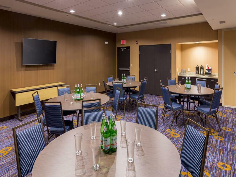 Courtyard By Marriott Bismarck North Hotel Екстериор снимка